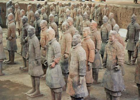 Imperiali Ming, dove furono sepolti 16 imperatori insieme a mogli e concubine, oltre a inestimabili tesori funebri, saccheggiati negli anni.