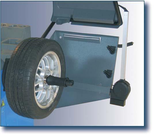 operatore. Tastatore automatico esterno per la misura della larghezza della ruota (A richiesta).