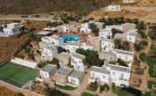 restoranima i barovima vanjski bazen, ležaljke i suncobrani uz bazen uz obalnu promenadu s brojnim lokalima, tavernama i barovima, u neposrednoj blizini plaže, 7 km od glavnog mjesta Naxos nalazi se