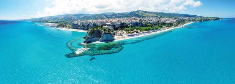 Lamezia Terme Divlja romantična stjenovita obala prostire se približno 20 km južno od Tropea, a prekidaju je očaravajući mali pješčani i šljunčani zaljevi s kristalno čistim morem za uživanje u