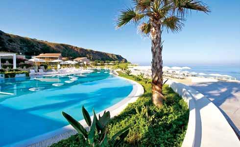 Hotelska ponuda: recepcija, besplatan Wi-Fi, restoran II Mantineo (talijanski, mediteranski), bar, bar na plaži Stromboli, bar uz bazen, vanjski bazen s morskom vodom, suncobrani i ležaljke uz bazen
