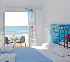 grčka santorini Kamari hotel santorini crystal blue suites 4* Biser bijelo plave oaze Položaj: na plaži, u neposrednoj blizini središta Kamarija s brojnim