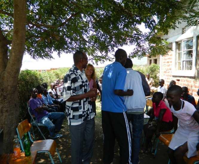 La scuola si trova a Rongo, nella contea di Migori. I bambini erano molto eccitati per la sua visita e ne hanno approfittato per scattare foto di gruppo con lei.