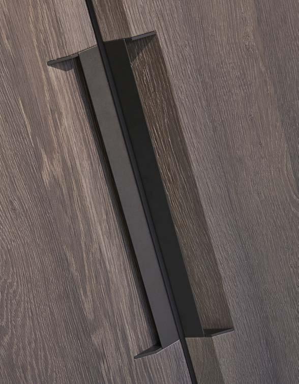 Sotto: dettaglio della maniglia integrata verticale Shape laccato goffrato moka. Left page: tall units with doors in solid bog oak, integrated Shape handle embossed lacquered moka.