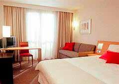 HOTEL SINT NICOLAAS *** de la 108 EUR Localizare: la 20 km de aeroport, foarte aproape de mijloacele de transport în comun. Adresa: Spuistraat 1A.