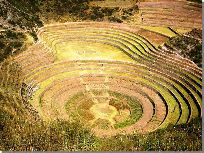 Valle sacra degli Incas / Aguascalientes Partenza in pullman per la visita alla Valle Sacra degli Incas; si visiterà il mercato indio di Pisaq, dove avviene il baratto di prodotti agricoli fra i