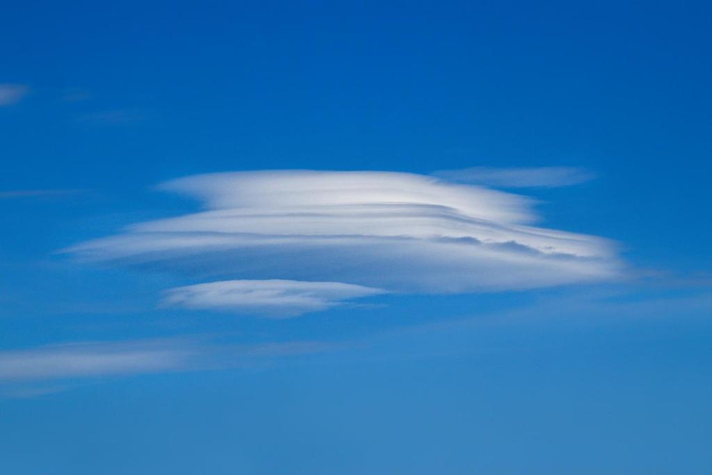 Formia - Foto scattata il 4 novembre 2016 - Autore: Marcello De Meo Nella parte centrale della foto due elementi di nubi dalla tipica forma a lente appartenenti al