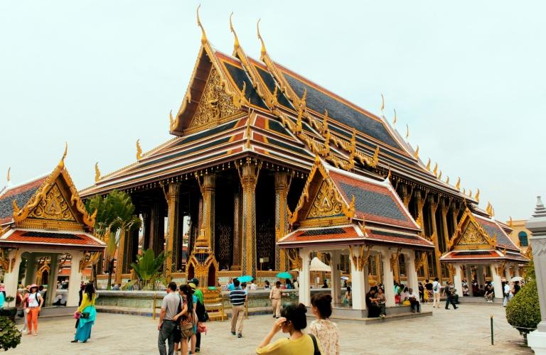 Dopo pranzo, partenza per la visita di uno dei templi più famosi di Bangkok: il Wat Traimit, una figura in oro puro del Buddha del peso di 5,5 tonnellate e alta 3,5 metri.