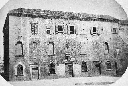 nadzor nad radnicima bio je prepušten lokalnim majstorima. 17 U nekim se gradovima za održavanje i popravak javnih građevina brinuo protto delle pubbliche fabriche. Primjerice, u Zadru se 25.