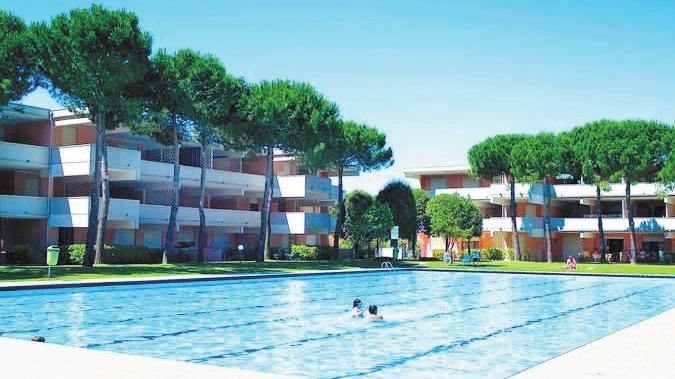 OBĽÚBENÉ POLOHA: apartmánový komplex sa nachádza cca 1300 m od pláže a cca 150 m od centra. K dispozícií je veľký bazén obklopený záhradou.