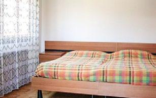 Typ B1 pre 4 osoby: spálňa s manželskou posteľou a poschodovou posteľou, obývacia miestnosť s kompletne vybaveným kuchynským kútom (chladnička, sporák resp.