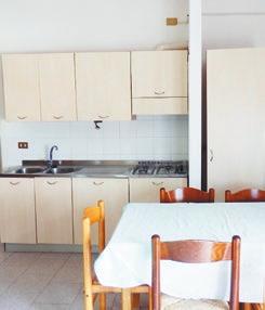 Typ AC pre 6 osôb: priestrannejšie apartmány dve trojlôžkové spálne (manželská a samostatná posteľ), kompletne vybavená kuchyňa (veľká chladnička s mrazákom, plynový sporák, mikrovlnná rúra, riady,