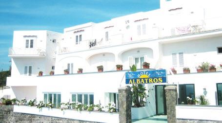 IDEÁLNA POLOHA POLOHA: veľmi pekný hotel v typickom stredomorskom štýle sa nachádza v slnečnej časti ostrova pri promenáde, ktorá vedie od centra Foria k pláži Citara a k Poseidonovým záhradám, kam