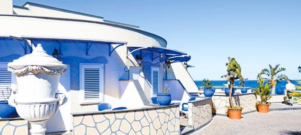 Hotel je situovaný len pár minút jazdy autobusom od piesočnatej pláže Citara a Poseidonových záhrad, neďaleko od zálivu Sorgeto s teplými termálnymi prameňmi.