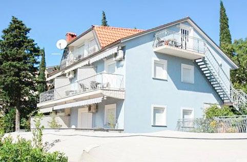 35) apartmány NELLA*** a apartmány NINA*** Crikvenica samostatná spálňa s dvomi lôžkami a ďalším lôžkom vhodným pre dieťa do 15 rokov, samostatná kompletne vybavená kuchyňa (chladnička, sporák resp.