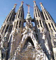 Casa Milá, prezývaná la Pedrera. Nahliadneme do uzulinkých uličiek gotickej Barcelony a prejdeme sa po najživšej promenáde mesta Las Ramblas, kde zažijeme pravú barcelonskú atmosféru.