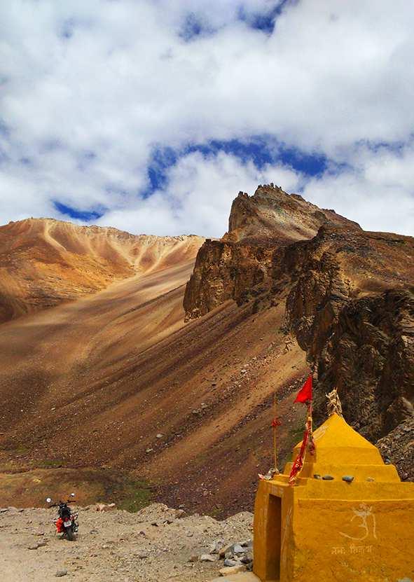 È lunga 475 km e attraversa 5 passi di montagna tra i più alti del mondo, fino ad una altitudine di 5695 m.s.l.m.. E' considerata la strada d'accesso per Il tetto del mondo.