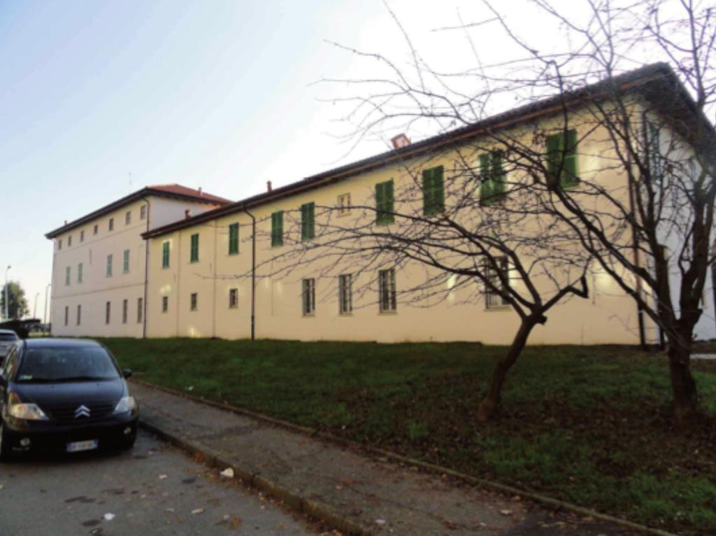 WP 5 - Esame di casi di studio Novara L edificio è situato in una zona periferica della città di Novara. Si tratta di una tipica cascina storica formata da un edificio a corte composto da quattro ali.