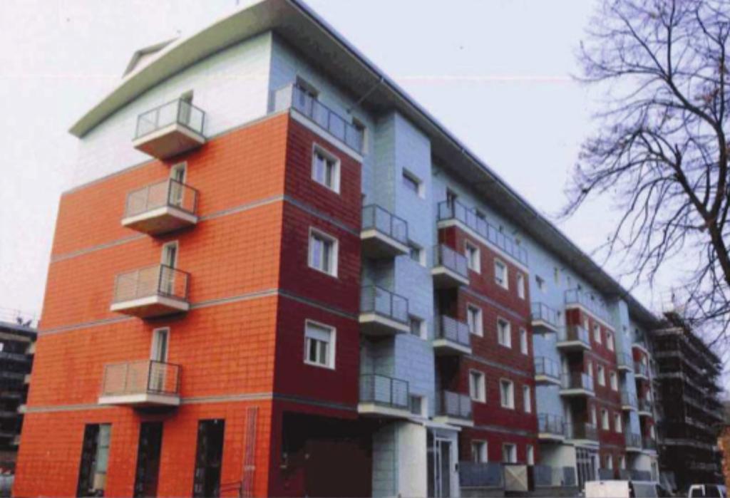 WP 5 - Esame di casi di studio Orbassano L edificio è situato in una zona periferica della città di Orbassano, nell area metropolitana di Torino. Si tratta di un edificio a blocchi costruito nel 2009.