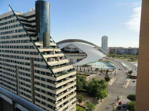 NH LAS CIENCIAS 3* Avinguda de l'institut Obrer de València A due minuti a piedi dalla Città delle Arti e delle Scienze A 10 minuti di autobus dal centro cittadino Accattivante edificio moderno con