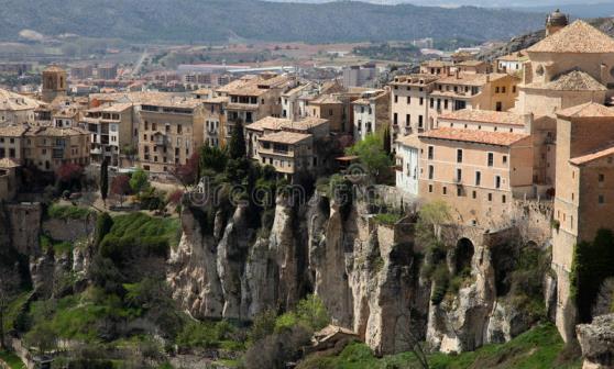 Patrimonio Culturale dell Umanità dall Unesco. La visita si snoda attraverso i suoi luoghi più rappresentativi fino al centro di produzione dei cappelli Panama, di cui Cuenca è la capitale mondiale.