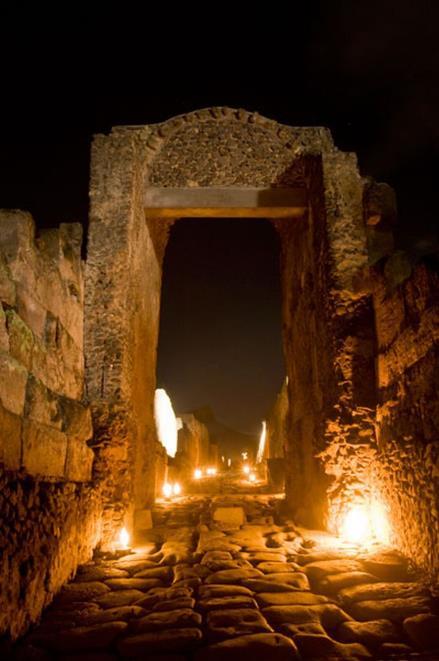 !! Due incredibili città dominate entrambe dal Vesuvio, vulcano maestoso e terribile che ha immortalato Pompei rendendola la più grande fotografia storica di tutti i tempi, e che incornicia ancor