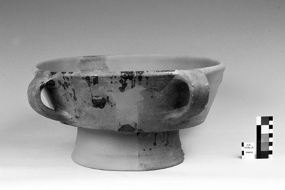 - 24 - Fig. 6 Ceramica a vetrina sparsa. Grande catino/braciere su alto piede. Il diametro del bordo del recipiente è ca. 44 cm. Fine XII-prima metà XIII secolo. 13 Cfr.