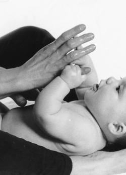 mini corso di 3 sedute con massaggio neonatale individuale massaggio specifico, su un lettino ad acqua con cromoterapia, per