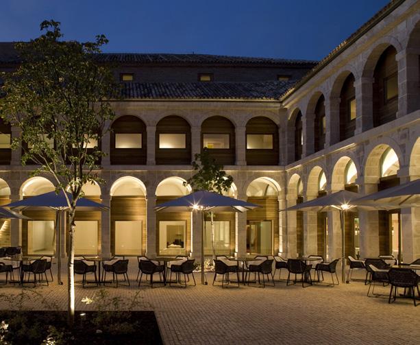 ALCALÁ DE HENARES Nella città natale di Cervantes, autore del Don Chisciotte, potrai visitare la casa dello scrittore, la corte delle commedie più antica d'europa e l'università Complutense.