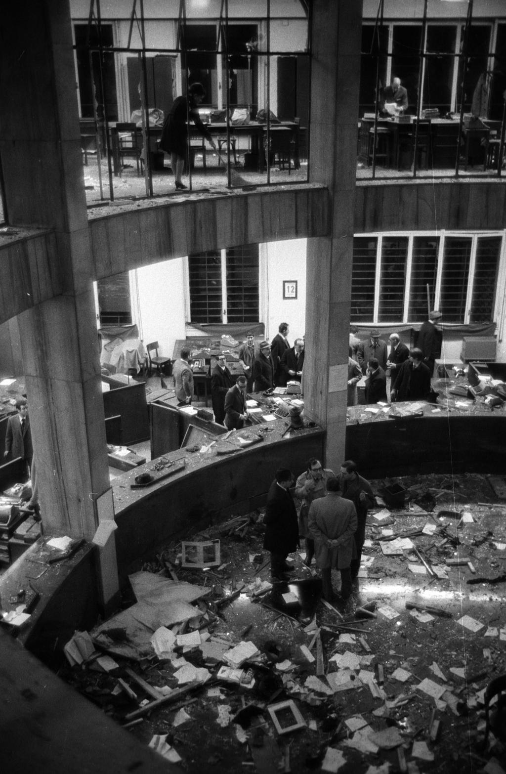 12 dicembre 1969: una bomba esplode nella sede della Banca Nazionale dell'agricoltura, sita a Milano in piazza Fontana, 17 morti.