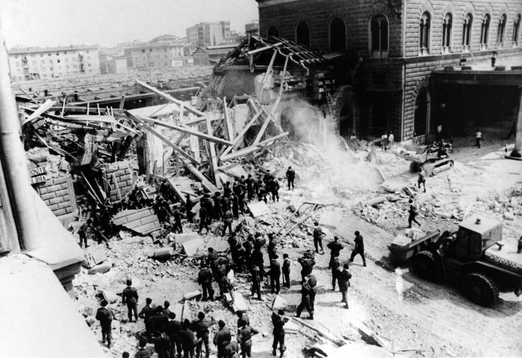 2 agosto 1980: terrorismo a Bologna Un ordigno a tempo contenuto in una valigia abbandonata esplode nella stazione di Bologna,