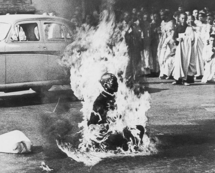 1963, il monaco Thich Quang Duc si dà fuoco Saigon, Vietnam del Sud, 11 giugno 1963.
