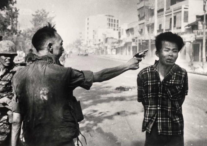 1968, un colpo a sangue freddo (Vietnam) Nel 1968 Eddie Adams congelò l'istante in cui, in una strada di Saigon, il capo della polizia del Vietnam del Sud sparava alla tempia di un presunto vietcong.