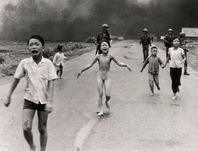 L immagine simbolo della guerra in Vietnam Una bambina, completamente nuda, il corpo bruciato, fugge dal villaggio dove accidentalmente gli aerei sud-vietnamiti avevano appena scaricato bombe