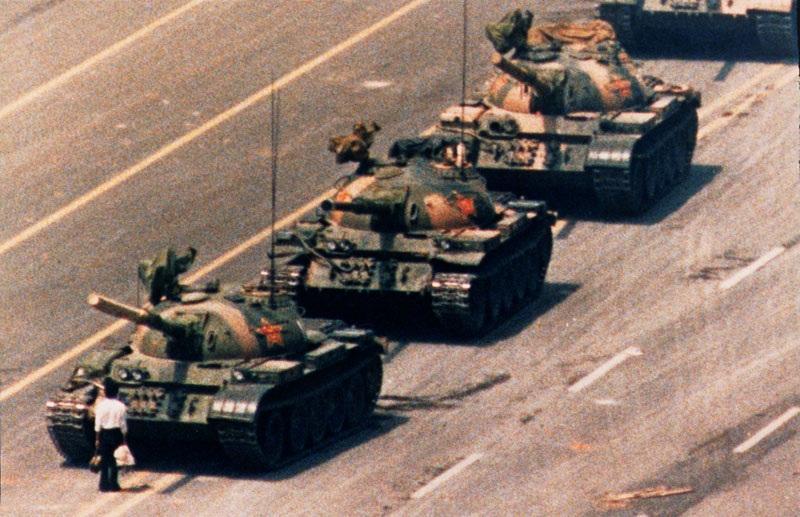1989, l uomo di fronte ai carri armati (Cina) Nel maggio del 1989 circa 100 mila studenti cinesi scesero in piazza a Pechino per chiedere più riforme e democrazia.