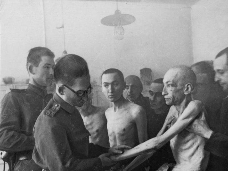 I medici dell'armata Rossa visitano i superstiti