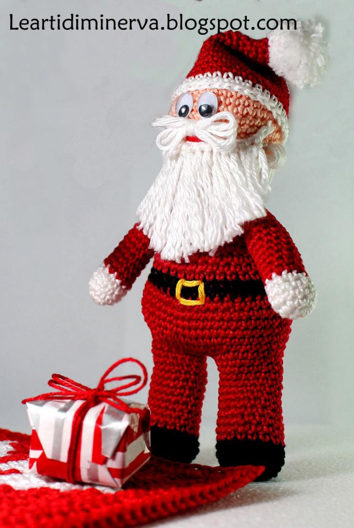 Oh oh oh! This is my Santa Claus Amigurumi! I used Cablé n 5 yarn and a 2mm hook. Santa is 15 cm tall.