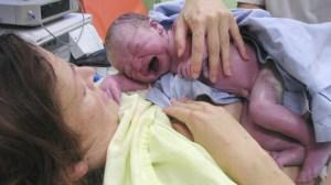 Trasmissione materno-fetale Attraverso la barriera placentare (9%) Per contatto diretto al momento del parto (90%) Con l