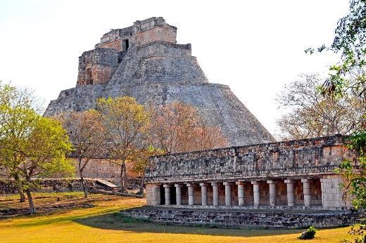 architettonico dell'impero occidentale dei Maya e la sua intatta bellezza è stata confrontata con quella dell'acropoli ateniese. Si visiterá il Templo XIII ed il sarcófago della Regina Rossa.