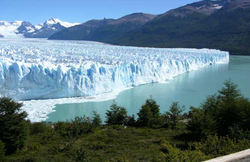 Per raggiungere il Parco Nazionale Los Glaciares, che dista 75 Km da El Calafate, si attraversa una suggestiva zona di selvaggia steppa patagonica.