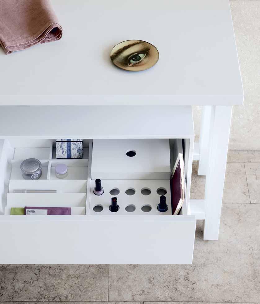 HANDY, HARMONIOUS SIMPLICITY Vanity in Wood with Matte White Varnished Finish