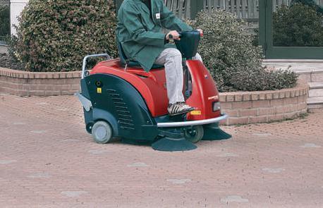 DUSTY 1100 STH - SPAZZATRICI UOMO A BORDO A MOTORE A SCOPPIO Ruote antitraccia Ganci di sollevamento Faro anteriore e predisposizione per lampeggiante su colonna Avanzamento, con acceleratore posto