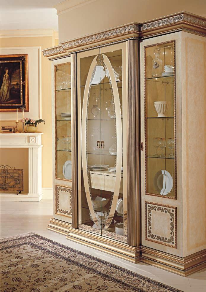 T he doors of the VERSAILLES collection, finely treated in a combination of cut crystal and ground mirrors, create the ideal showcase for properly valorising the