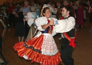 coinvolgimento portando in scena l'italia delle tradizioni e della devozione popolare, dalla Puglia alla Sicilia, attraverso le danze, coreografate da Francesca Trenta, i suoni e le voci dell'