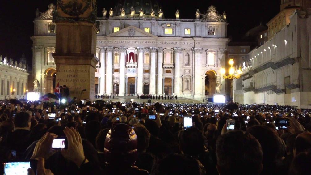 Habemus Papam Quando viene eletto il nuovo papa, il cardinale protodiacono pronuncia il celebre Habemus Papam (latino: Abbiamo il papa) dalla loggia centrale della basilica di San Pietro in Vaticano