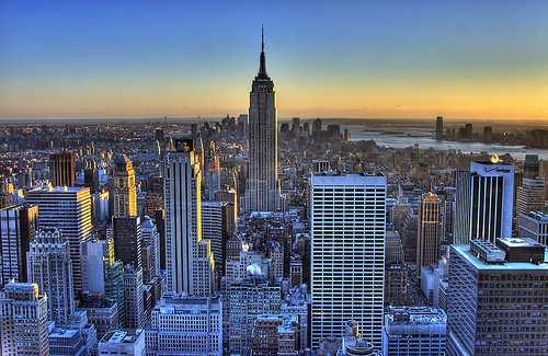 L Empire State Building, il grattacielo simbolo di New York, e forse di tutto il Nuovo Continente, entro la fine dell anno (2011) si rifarà il look e diventerà Green.