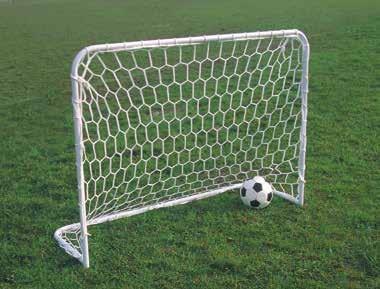 Training minigoal in painted steel, it can be dismantled, complete with pegs, net and clamps to stretch the net