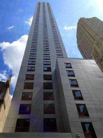 alto Holiday Inn del mondo. Tutte le 492 camere sono affacciate sulla Statua della Libertà e sullo skyline di Manhattan. Connessione WiFi gratuita.