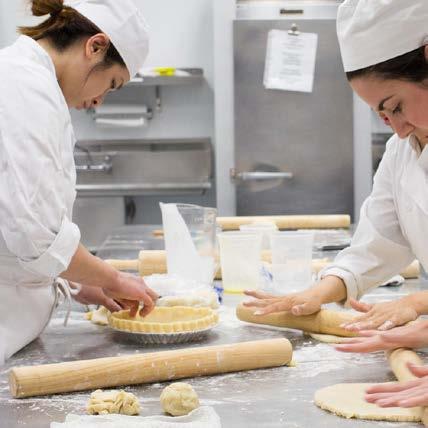 INDIRIZZO ALBERGHIERO Durante il primo biennio lo studente sviluppa le competenze tecniche e le conoscenze di base nel settore dell enogastronomia e dell accoglienza turistica, secondo le piu