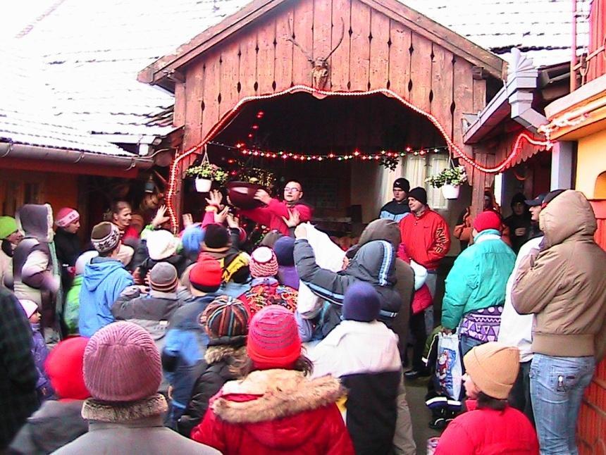 PIŢĂRATUL DIN SATUL LIMBA 21 În judeţul Alba, unul dintre cele mai vechi obiceiuri legate de sărbătorile de Crăciun se păstrează în satul Limba, din apropiere de Alba Iulia, unde copiii merg la